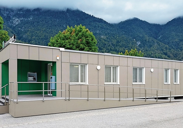 Das provisorische Gebäude der St. Galler Kantonalbank in Walenstadt: So wird auch das neue Schulgebäude in Kappel aussehen, nur ein wenig länger. Es könnte vor allem Platz für die Schulleitung und für Therapiestunden bieten. (Bild zvg/Gemeinde 