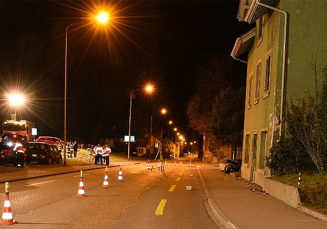 Hier hob das Motorrad ab und prallte gegen die Hausfassade. (Bild Kapo ZH)
