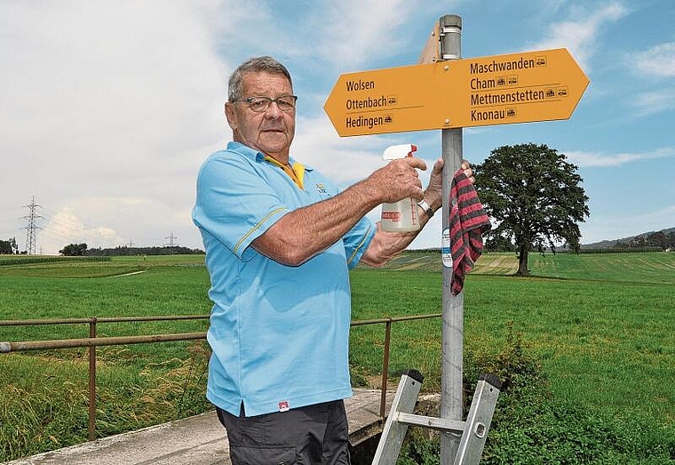 Kreisleiter Ueli Beyeler in Obfelden an der Arbeit. Für das Schild genügt oft der Putzlappen. (Bild Werner Schneiter)