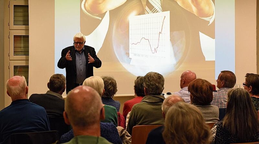 Engagiert geht Peter Gysling auf die Fragen aus dem Publikum ein. (Bild Bernhard Schneider)