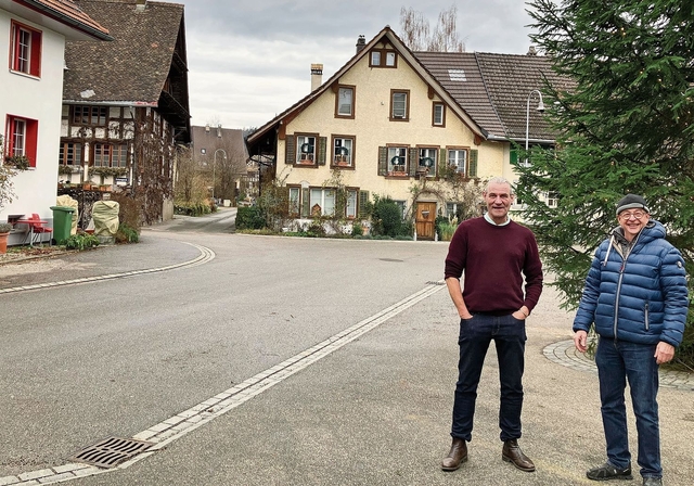 Gemeindepräsident Christoph Lüthi und Tiefbauvorstand Reto von Schulthess beim Rifferswiler Dorfplatz, der nach wie vor eine Kantonsstrasse bleibt. (Bild Marianne Voss)