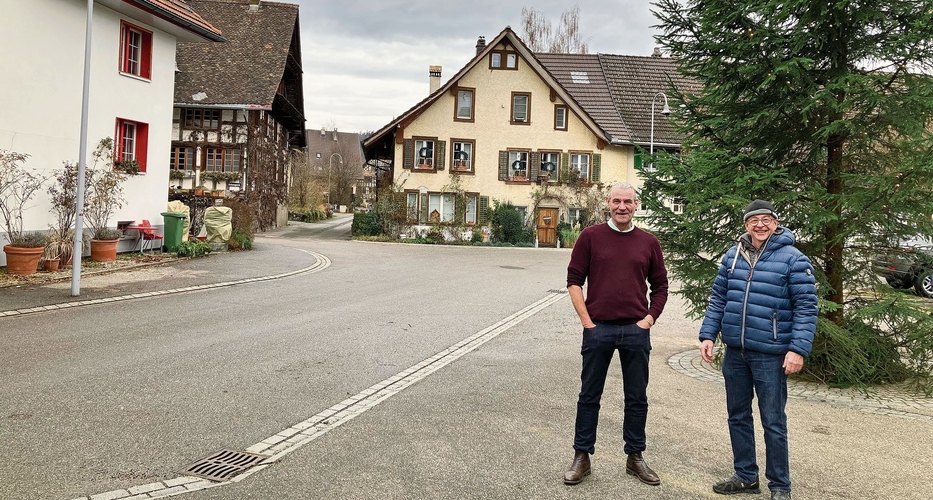Gemeindepräsident Christoph Lüthi und Tiefbauvorstand Reto von Schulthess beim Rifferswiler Dorfplatz, der nach wie vor eine Kantonsstrasse bleibt. (Bild Marianne Voss) Gemeindepräsident Christoph Lüthi und Tiefbauvorstand Reto von Schulthess beim Rifferswiler Dorfplatz, der nach wie vor eine Kantonsstrasse bleibt. (Bild Marianne Voss)