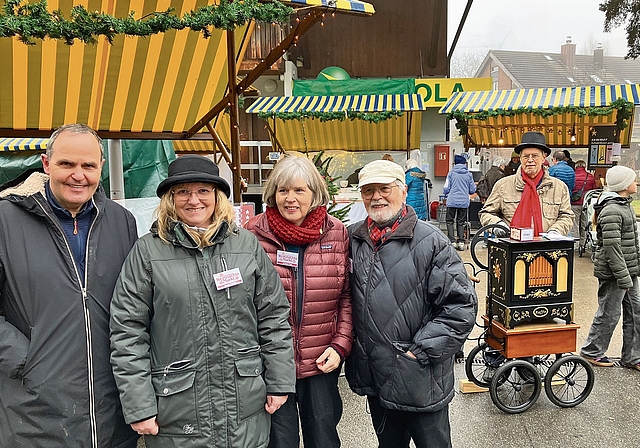 Vorstandsmitglieder des Vereins Rifferswiler Weihnachtsmarkt zwischen den dekorierten Ständen (von links): Daniel Sennhauser, Monika Covucci, Jocelyne Piatti und Heinz Waldvogel.