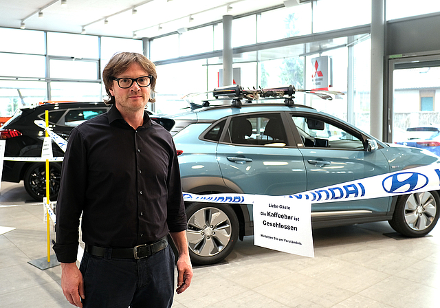 Beat Graf vor der abgesperrten Autoausstellung. (Bild Martin Platter)