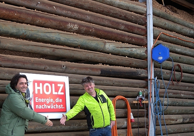 Übergabe mit Corona-Handschlag: Oliver Weisbrod (links), Präsident der HGH, und Kari Burkard von der Häcksel-Service GmbH. (Bild Marianne Voss)