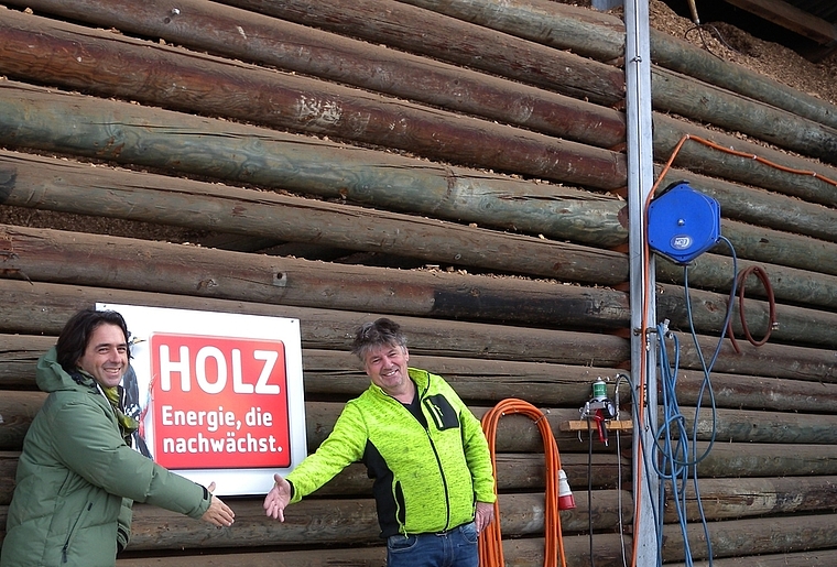 Übergabe mit Corona-Handschlag: Oliver Weisbrod (links), Präsident der HGH, und Kari Burkard von der Häcksel-Service GmbH. (Bild Marianne Voss)