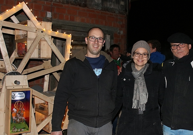 Marco Streich, Judith Kneubühl-Wydler und Roland Weidmann (von links) vor dem Riesenrad der Gewerbegruppe Maschwanden. (Bild Regula Zellweger)