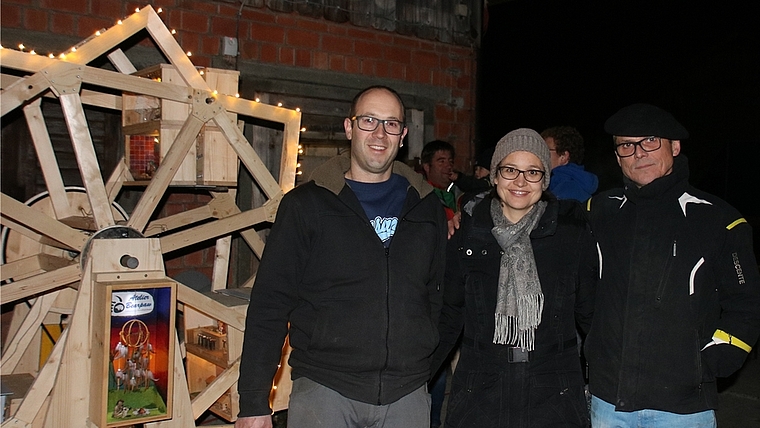 Marco Streich, Judith Kneubühl-Wydler und Roland Weidmann (von links) vor dem Riesenrad der Gewerbegruppe Maschwanden. (Bild Regula Zellweger)