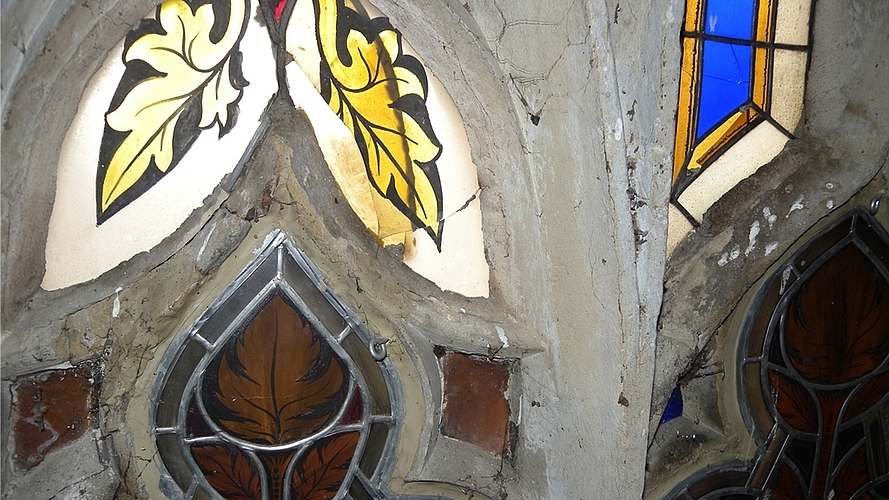 Das Masswerk des meistbetroffenen Fensters aus der Nähe gesehen. Die Risse im spröden und bröckeligen Sandstein sind gut erkennbar.<em> (Bilder Marianne Voss)</em> Das Masswerk des meistbetroffenen Fensters aus der Nähe gesehen. Die Risse im spröden und bröckeligen Sandstein sind gut erkennbar.<em> (Bilder Marianne Voss)</em>