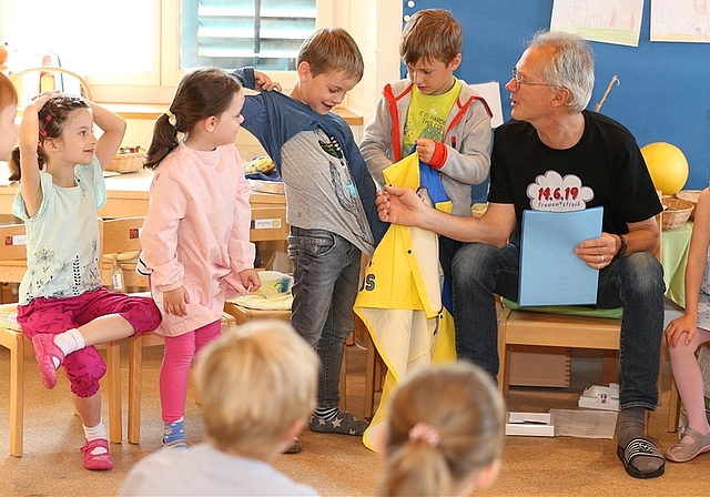 Plötzlich allein: Bernhard Stierli und die Kinder, ein paar Minuten nachdem Ursula Stierli sich auf den Weg nach Zürich an den Frauenstreik gemacht hat.<em> (Bilder Mohammed Shahin)</em>