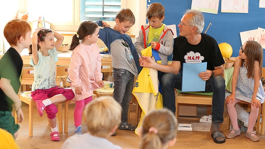 Plötzlich allein: Bernhard Stierli und die Kinder, ein paar Minuten nachdem Ursula Stierli sich auf den Weg nach Zürich an den Frauenstreik gemacht hat.<em> (Bilder Mohammed Shahin)</em> Plötzlich allein: Bernhard Stierli und die Kinder, ein paar Minuten nachdem Ursula Stierli sich auf den Weg nach Zürich an den Frauenstreik gemacht hat.<em> (Bilder Mohammed Shahin)</em>