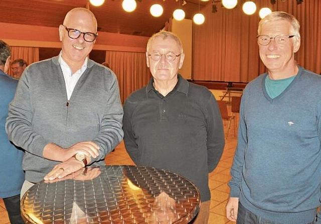 Referent Horst W. Hablitz (Mitte), flankiert von den «MännerSache»-Organisatoren Peter Hergesell (links) und Mirko Windisch. (Bild Werner Schneiter)