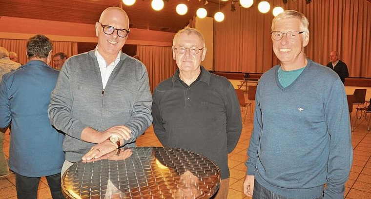 Referent Horst W. Hablitz (Mitte), flankiert von den «MännerSache»-Organisatoren Peter Hergesell (links) und Mirko Windisch. (Bild Werner Schneiter)