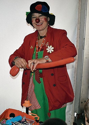 Clown Gigeli formt für die Kinder mit Ballonen lustige Tiere.