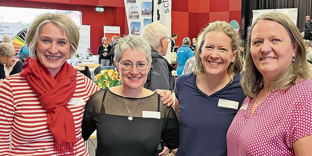 Mitglieder des OK am bunten «Marktplatz Alter» im Kasinosaal (von links): Alinka Rüdin, Lucia Sidler, Corinne Boillat und Marianne Busslinger. Mitglieder des OK am bunten «Marktplatz Alter» im Kasinosaal (von links): Alinka Rüdin, Lucia Sidler, Corinne Boillat und Marianne Busslinger.