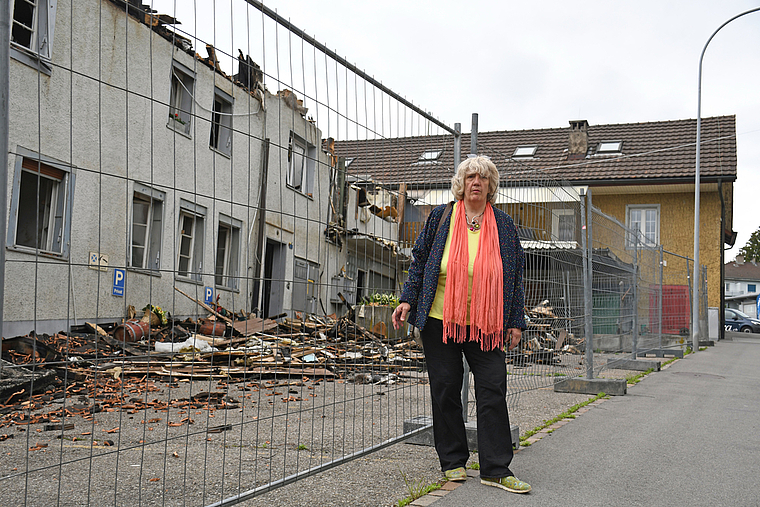 Maya Streich vor dem abgebrannten Haus in Obfelden. Den gelben Hausteil hat sie bis zirka im Jahr 1990 bewohnt. Seit 1999 besitzt sie in Affoltern ein Haus. Auch dieses wurde vor siebeneinhalb Jahren bei einen Brand zerstört. (Bild Livia Häberling)