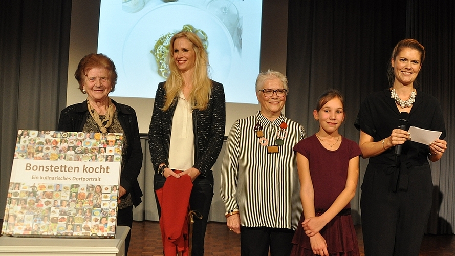 Präsentierten das Buch nach dem Taufakt, von links: Maria Glättli, Claudia Lässer, Angela Höhn, Alischa Leuppi und Raphaela Höhn.
