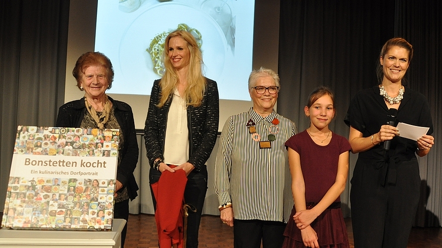 Präsentierten das Buch nach dem Taufakt, von links: Maria Glättli, Claudia Lässer, Angela Höhn, Alischa Leuppi und Raphaela Höhn. Präsentierten das Buch nach dem Taufakt, von links: Maria Glättli, Claudia Lässer, Angela Höhn, Alischa Leuppi und Raphaela Höhn.