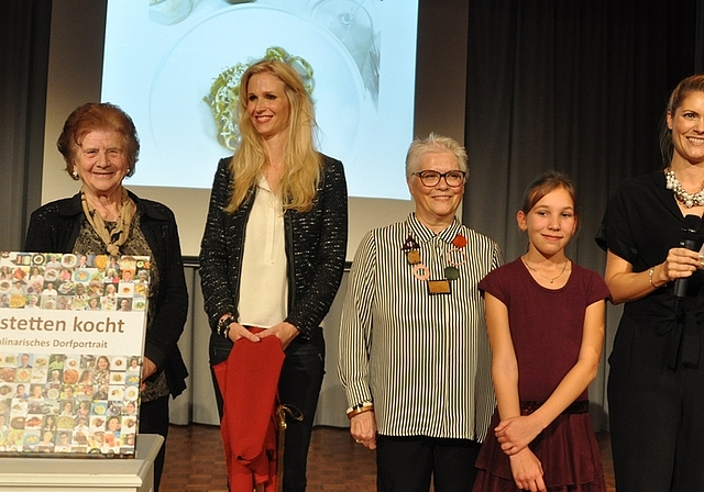 Präsentierten das Buch nach dem Taufakt, von links: Maria Glättli, Claudia Lässer, Angela Höhn, Alischa Leuppi und Raphaela Höhn.