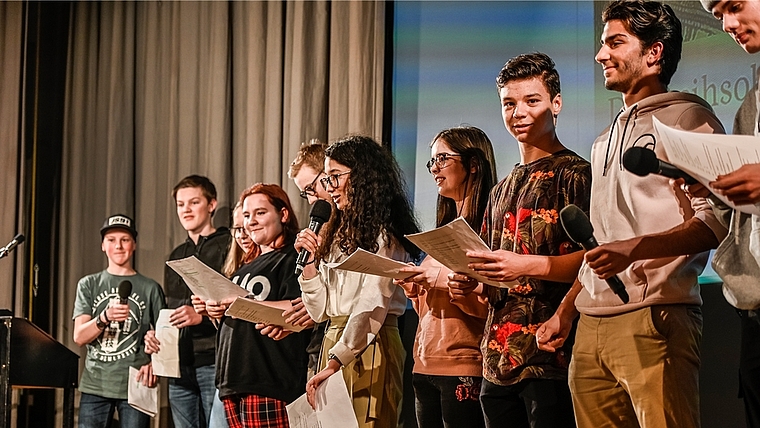 Die Hausemer Sekundarschülerinnen und -schüler präsentierten am vergangenen Montag ihre Version des Zweiten Kappelerkriegs von 1531 – und eigene Geschichten um Zwinglis Herz. <em>(Bild Toni Suter)</em>