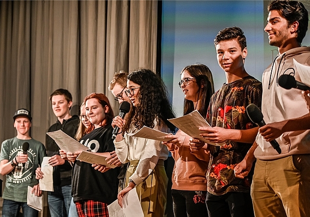 Die Hausemer Sekundarschülerinnen und -schüler präsentierten am vergangenen Montag ihre Version des Zweiten Kappelerkriegs von 1531 – und eigene Geschichten um Zwinglis Herz. <em>(Bild Toni Suter)</em>