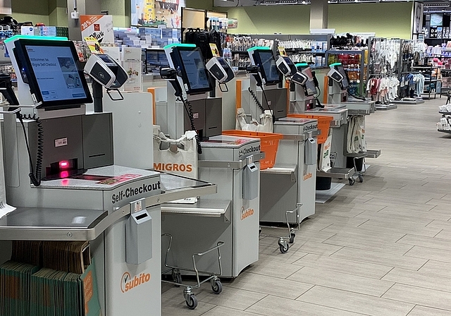 Bei den Self-Checkout-Kassen der Migros steht die Eile im Namen: «Subito» heisst das Konzept<em>. (Bild Livia Häberling) </em>