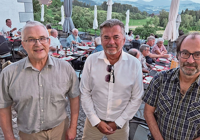 Die DV der Kappelerpflege verabschiedete Jürgen Barth, den langjährigen Geschäftsführer des Hotel- und Seminarbetriebs (Mitte). Flankiert wird er von Andreas Nufer (rechts) und Gerhard Gysel. (Bild Werner Schneiter)