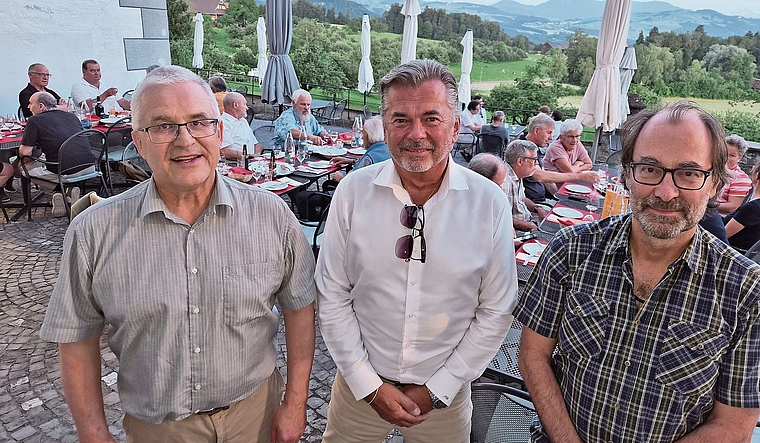 Die DV der Kappelerpflege verabschiedete Jürgen Barth, den langjährigen Geschäftsführer des Hotel- und Seminarbetriebs (Mitte). Flankiert wird er von Andreas Nufer (rechts) und Gerhard Gysel. (Bild Werner Schneiter)
