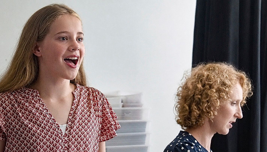 Caroline Wenger (rechts) begleitet mit schwungvollem Klavierspiel und motiviert Kinder zum lustvollen, selbstsicheren Singen. (Bilder Regula Zellweger)