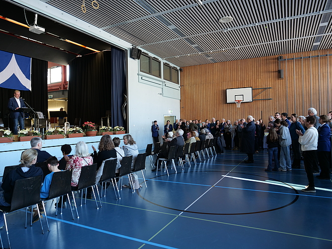 Gemeindepräsident Reto Bernhard begrüsste die Stallikerinnen und Stalliker persönlich vor der Turnhalle und dann offiziell mit einer Ansprache zu Neujahr. (Bild Claudia Eugster)