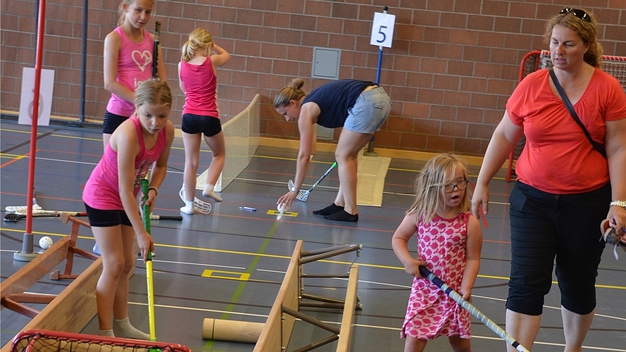 «Minigolf» mit dem Unihockeystock in der Turnhalle. (Bilder Thomas Stöckli) «Minigolf» mit dem Unihockeystock in der Turnhalle. (Bilder Thomas Stöckli)