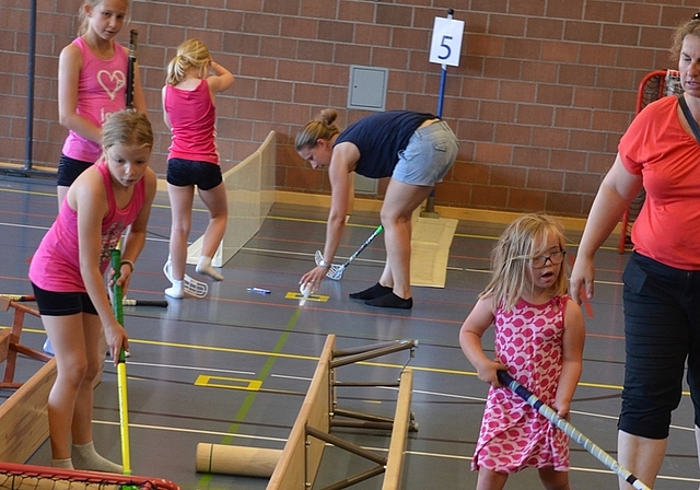 «Minigolf» mit dem Unihockeystock in der Turnhalle. (Bilder Thomas Stöckli)