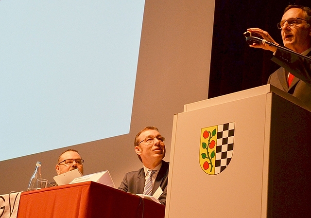 Regierungsrat Mario Fehr überbringt im Kasinosaal Affoltern die Grussbotschaft der Zürcher Regierung. Es lauschen der neue KGV-Präsident Werner Scherrer (links) und Geschäftsleiter Thomas Hess. (Bilder Thomas Stöckli)