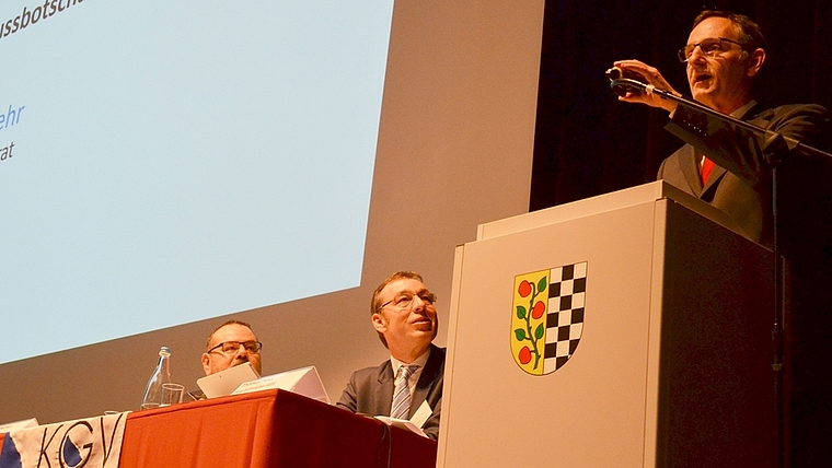 Regierungsrat Mario Fehr überbringt im Kasinosaal Affoltern die Grussbotschaft der Zürcher Regierung. Es lauschen der neue KGV-Präsident Werner Scherrer (links) und Geschäftsleiter Thomas Hess. (Bilder Thomas Stöckli)