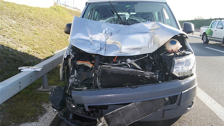 Der VW-Bus des Unfallfahrers nach dem heftigen Aufprall. (Bild Polizei Zug)