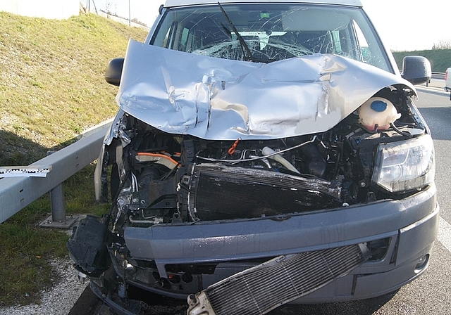 Der VW-Bus des Unfallfahrers nach dem heftigen Aufprall. (Bild Polizei Zug)
