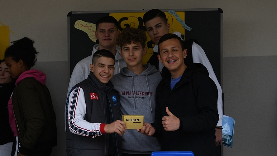 Diese Jungs verkauften ihre Schoko-lade mit Eifer und viel Leidenschaft.<em/>