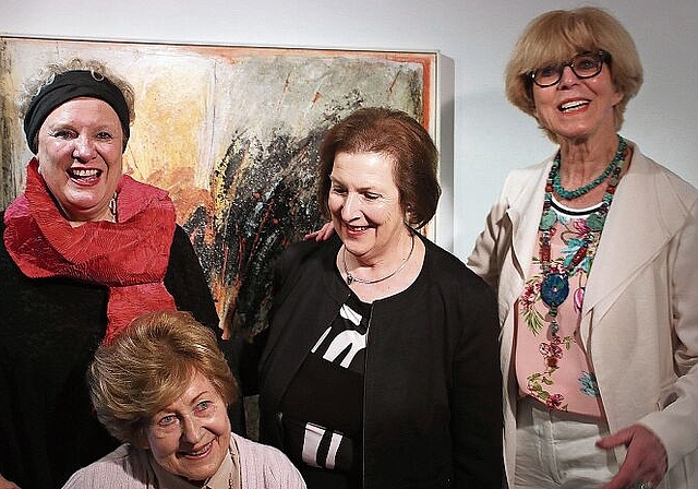 Marlène Hegetschweiler (rechts) bot Künstlerinnen und Politikern eine Plattform. So anlässlich der Jubiläumsausstellung 2017 den Künstlerinnen Nadette Bamert Kissling und Charlotte Liedtke sowie Christine Egerszegi, alt Ständerätin FDP 