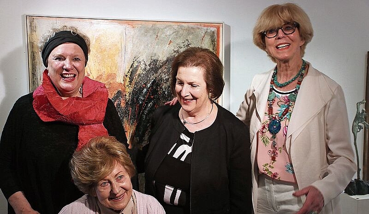Marlène Hegetschweiler (rechts) bot Künstlerinnen und Politikern eine Plattform. So anlässlich der Jubiläumsausstellung 2017 den Künstlerinnen Nadette Bamert Kissling und Charlotte Liedtke sowie Christine Egerszegi, alt Ständerätin FDP