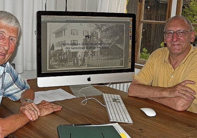 Martin Elmiger (links) und René Marthaler präsentieren die neue Website www.dokumentationhausen.ch. (Bild Marianne Voss)