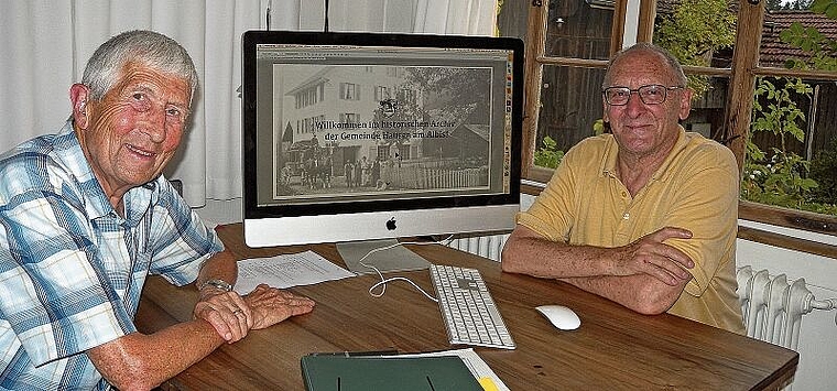 Martin Elmiger (links) und René Marthaler präsentieren die neue Website www.dokumentationhausen.ch. (Bild Marianne Voss)