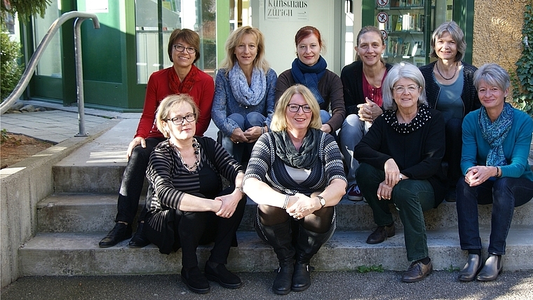 Das Team der Regionalbibliothek Affoltern. Vordere Reihe von links: Gabi Scherer, Ulla Schiesser, Karin Wieler und Barbara Schläfli. Hintere Reihe: Irene Scheurer, Katrin Sidler, Rahel Buchter, Barblin Fischer und Colette Fehlmann. (Bild zvg.)