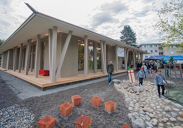 Der Holzbau des neuen Kindergartens Räsch in Obfelden, ein beeindruckendes und innovatives Bauwerk; vorne das «Bachbett». (Bilder Salomon Schneider)