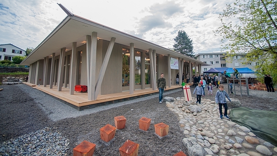 Der Holzbau des neuen Kindergartens Räsch in Obfelden, ein beeindruckendes und innovatives Bauwerk; vorne das «Bachbett». (Bilder Salomon Schneider)
