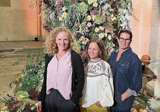 Die drei Floristinnen, die mit ihrer Kunst die Kirche verwandelt haben. Von links: Jovanna Zollinger, Martina Camenzind und Regula Zürcher.