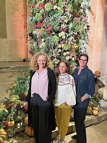 Die drei Floristinnen, die mit ihrer Kunst die Kirche verwandelt haben. Von links: Jovanna Zollinger, Martina Camenzind und Regula Zürcher. 