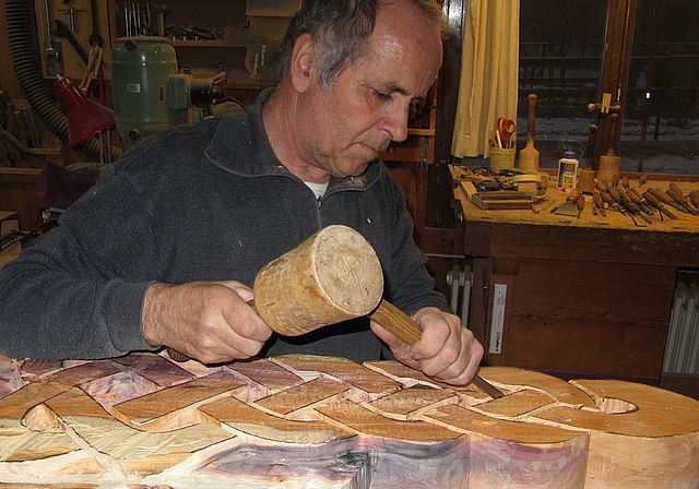 Bildhauer Oskar Studer bei der Arbeit an der Skulptur mit keltischen Motiven. (Bild Martin Mullis)