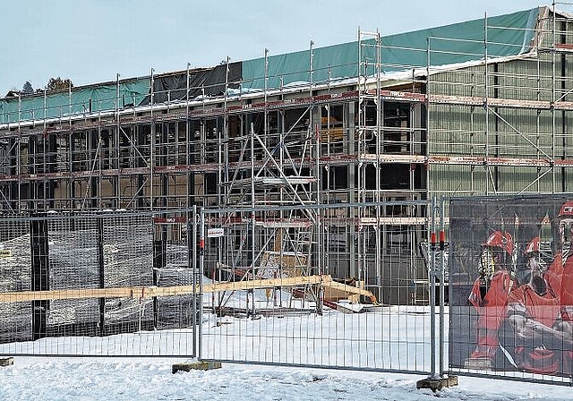 Das neue Schulhaus Gramatt II in Mettmenstetten soll Ende Juli bezugsbereit sein. (Bild Thomas Stöckli)