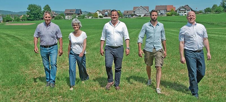 Der Kappeler Gemeinderat geht der gemeinsamen Zukunft entgegen. Von links: Jakob Müller, Lilo Steinmann, Gemeindepräsident Martin Hunkeler, Edi Theiler und Renzo Küttel. (Bild Salomon Schneider)