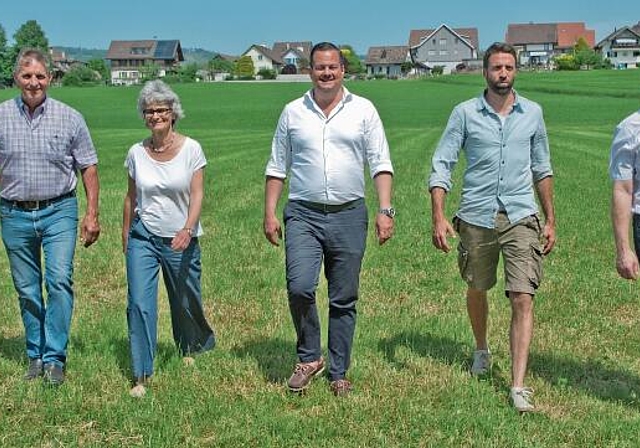 Der Kappeler Gemeinderat geht der gemeinsamen Zukunft entgegen. Von links: Jakob Müller, Lilo Steinmann, Gemeindepräsident Martin Hunkeler, Edi Theiler und Renzo Küttel. (Bild Salomon Schneider)